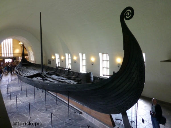 Barco funerario de Oseberg, hallado en la región de de Tønsberg (Vestfold, Noruega) a principios del siglo XX . Se encuentra visitable en el Museo de barcos vikingos de Oslo.